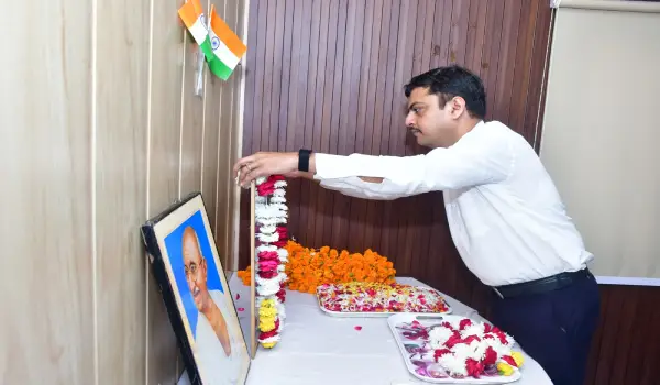 बाराबंकी में गांधी जयंती पर डीएम ईशान प्रताप सिंह ने दिलाई स्वच्छता की शपथ